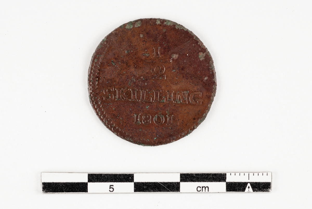Mynt av kopparlegering. Halv skilling, daterad 1801.