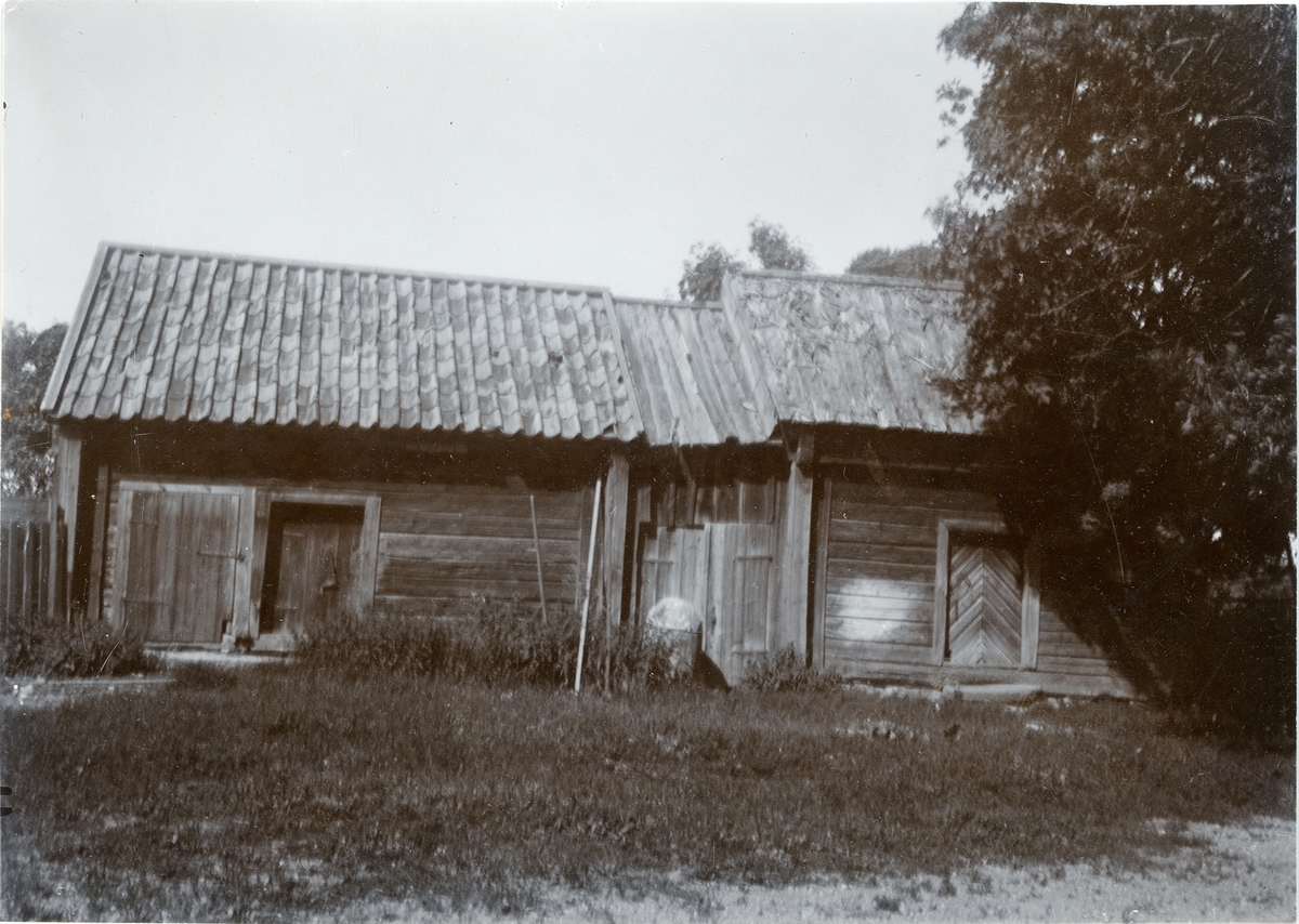 Bodar vid Yvre gästgivargård, Tierps socken, Uppland 1911
