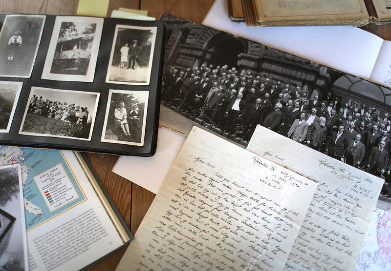 Norsk utvandrermuseum har et stort arkiv med blant annet brev og fotografier