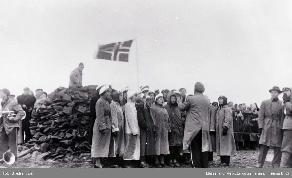 Nordkappfestivalen 1956. Fra den offisielle åpningen av Nordkappveien på Nordkapp. Damekoret med sin dirigent Aksel Mauno. 30.06.1956.