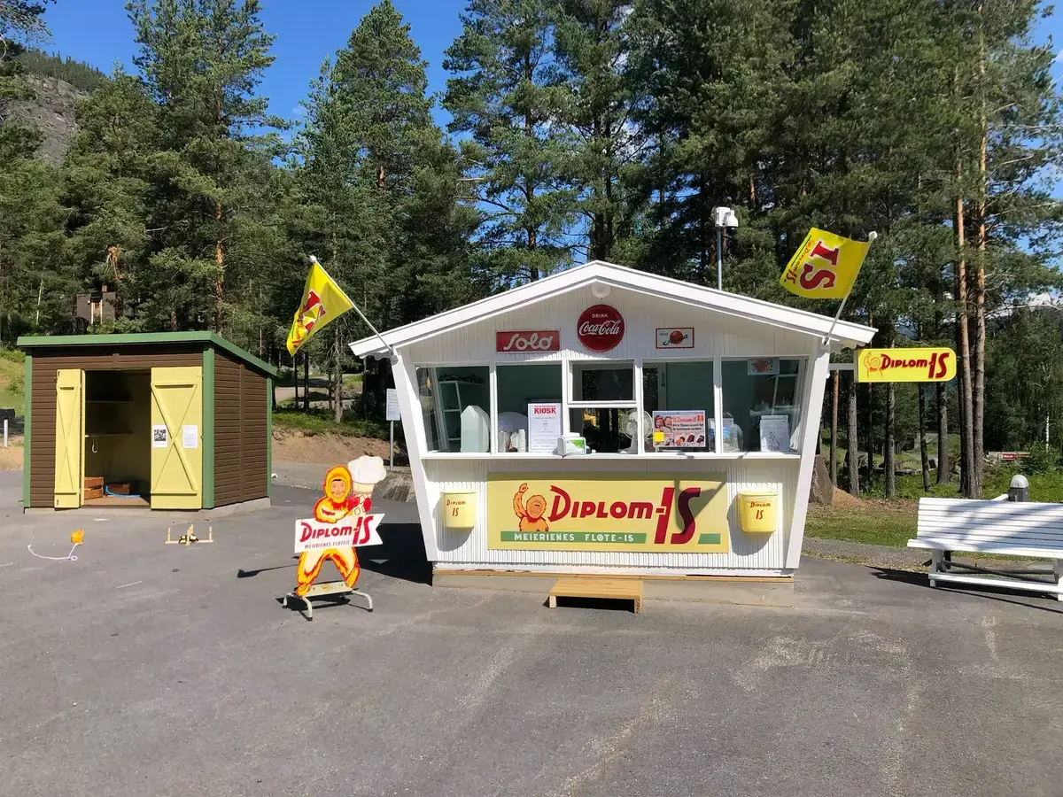 Bildet viser en Diplom-Is kiosk i 1960-talls stil.