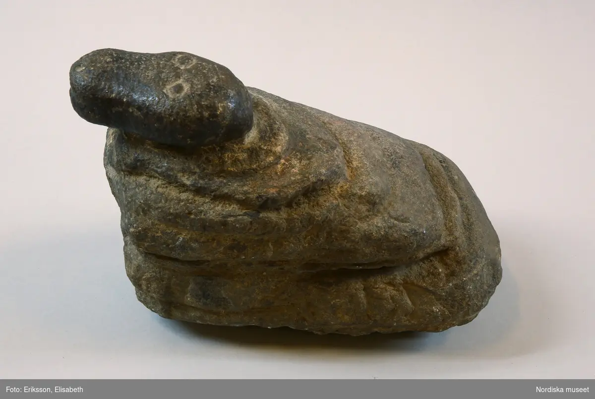 Huvudliggaren:
"Seite av sten i form av en fågel. Dep. 15/11 1943. Deposition av Statens Hist. Museum enl. instr. 2/2 1943. Utan fyndort."