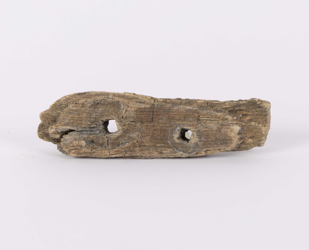 Fragment av skipsdel fra "Silda-skipet" funnet i Vågsøy kommune. Kan være spant eller hudbord.
