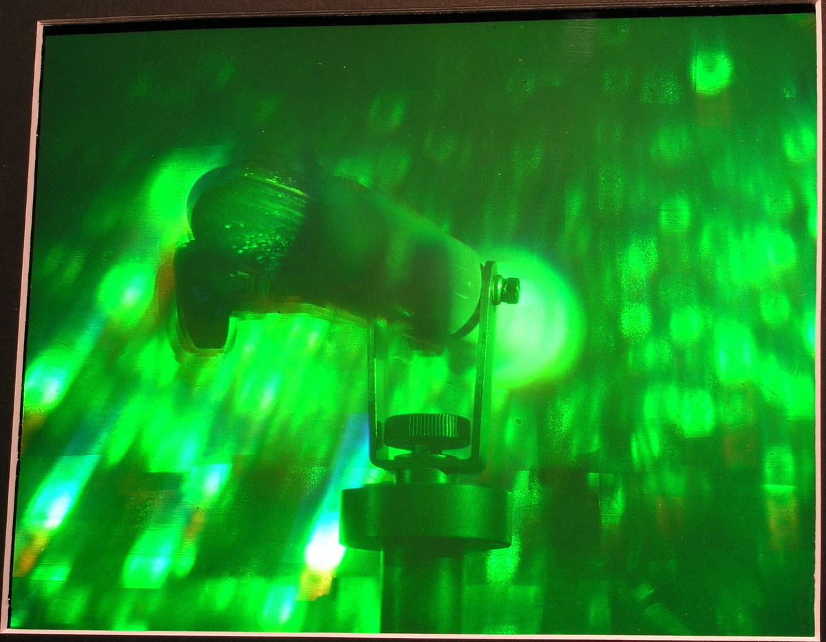 "To-kanals" refleksjons-hologram. Ved å se gjennom hologrammet av et teleskop får en øyet på et landskap på en ukjent planet.