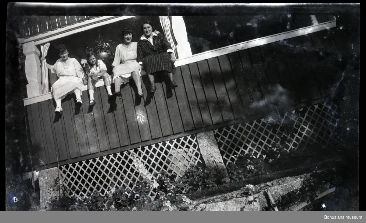 Fyra personer sittandes i öppningen på en veranda.