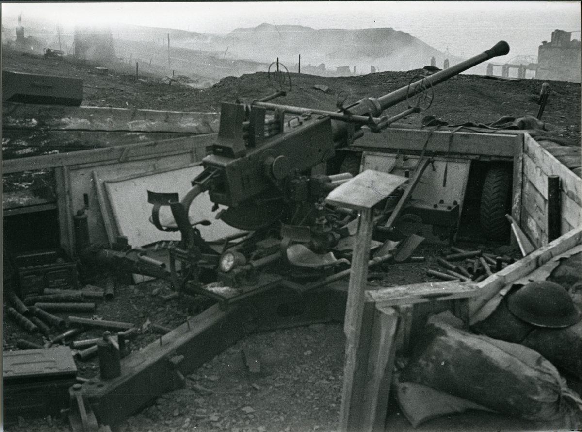Barentsburg. Bofors 2 etter bombing Kjøpt av Brynjulf Mugaas