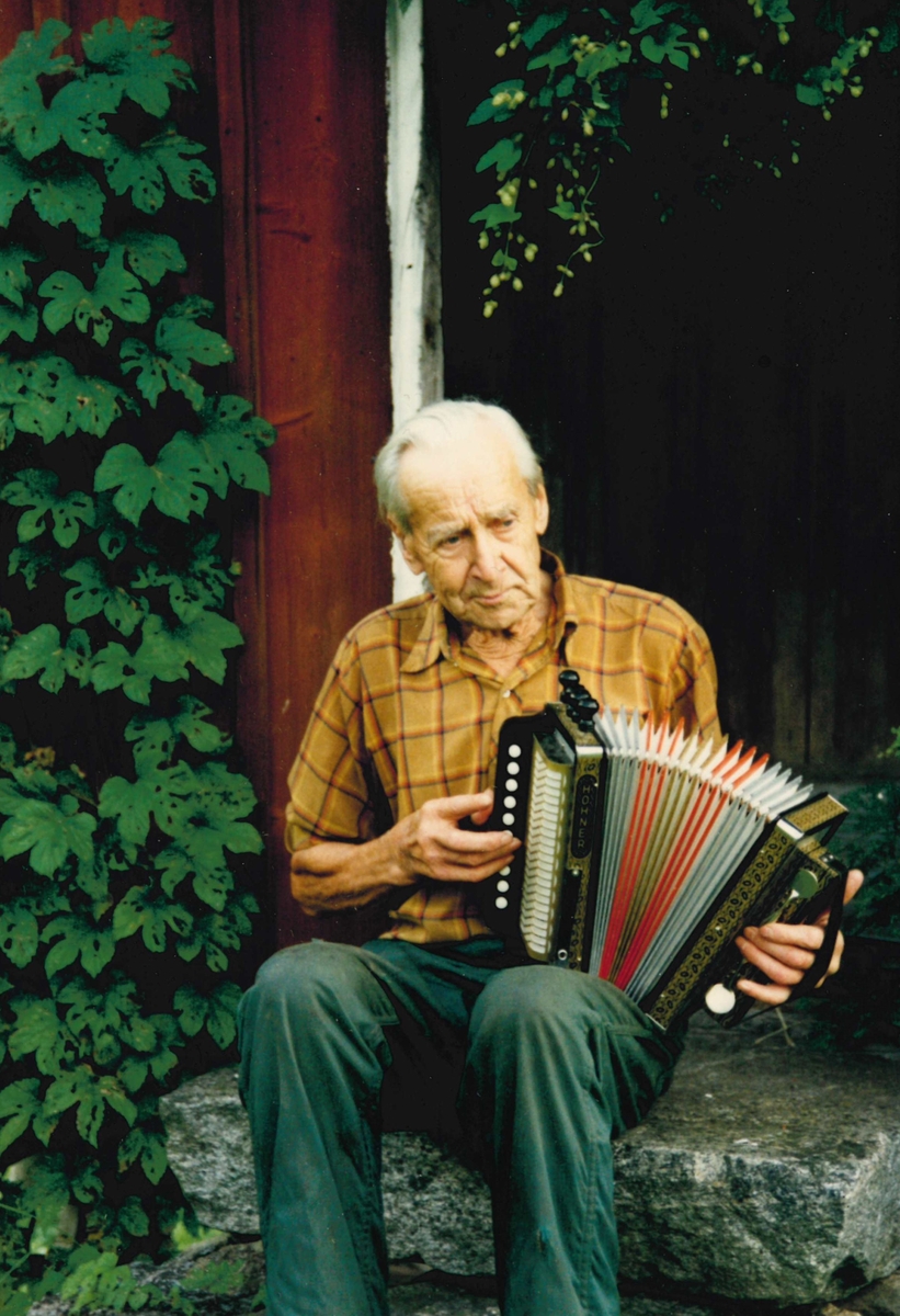 Inspelning med Oskar Andersson i Mangskog. Inom Folkmusikprojektet gjordes från 1976 och några år framåt, inspelningar på magnetband när spelmän berättar om sitt musicerande och spelar låtar på sina instrument. På några av inspelningarna förekommer även sång och dans.