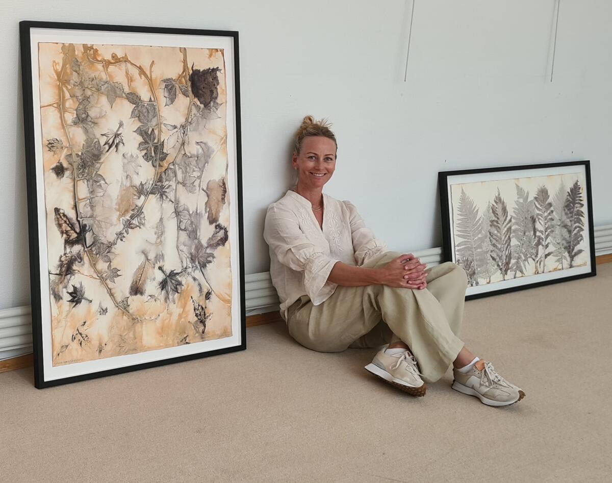 Kunstner Cathrine Knudsen med noen av sine kunstverk i Galleriet på Norsk skogmuseum.