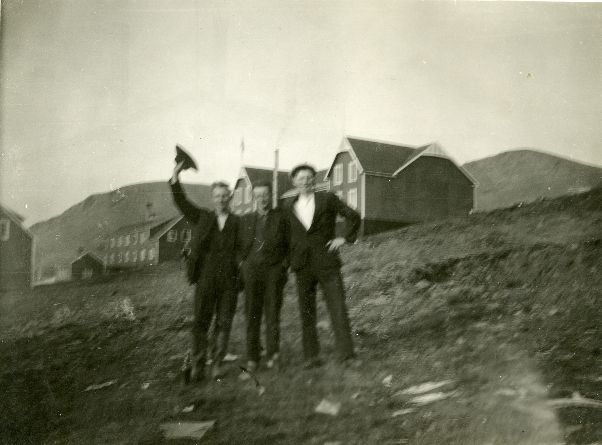 3 menn foran bygninger i Barentsburg. Bilder fra byggingen av forstøtningsmur i Barentsburg.Bildene er kjøpt på nettet av Lars Liset og gitt til museet.