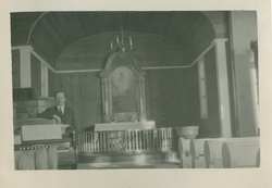 Mann ved orgel. Vår Frelsers Kirke på Spitsbergen Bildet er 