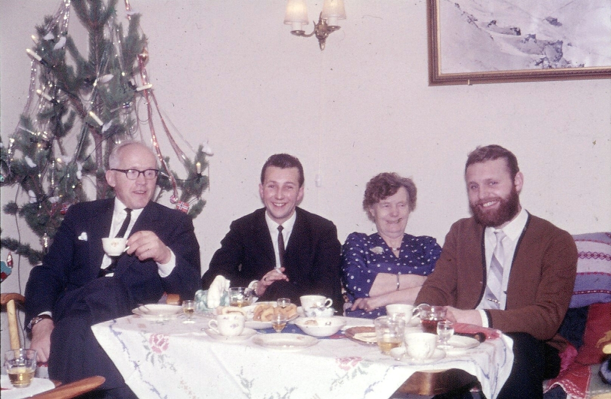 Familien Nilsen drikker julekaffe. Bilde fra Bjørnar Nilsen, sønn av stiger Johannes Nilsen Støpseth som kom opp i 1948 og var her i 40 år.
