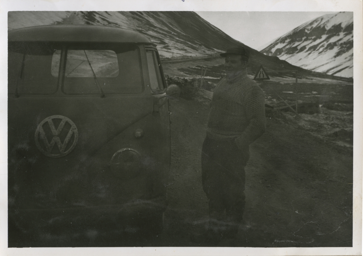 Karly Pedersen med ny Volkswagen Fra Gustav Langseth si bildesamling. Original returnert til giver. Gustav Langseth jobbet  i Transporten i to omganger i perioden 1956-1960. Se eget notat.