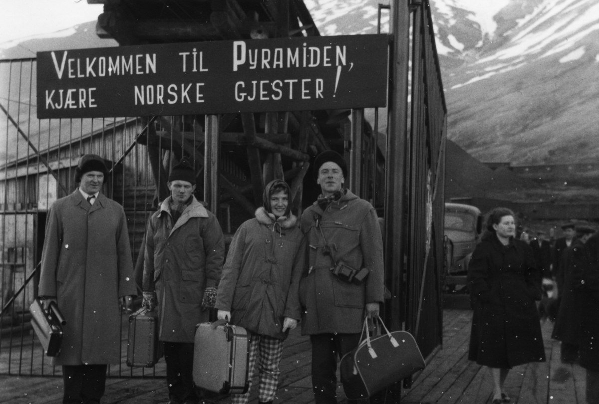 Nordmenn på besøk hos russerne i Pyramiden våren 1956. Fra v.: Terje Rubach, Edgar Rubach