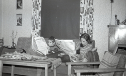 Lars Inge Jarl Askvik og Margit Askvik leser i aviser i stua