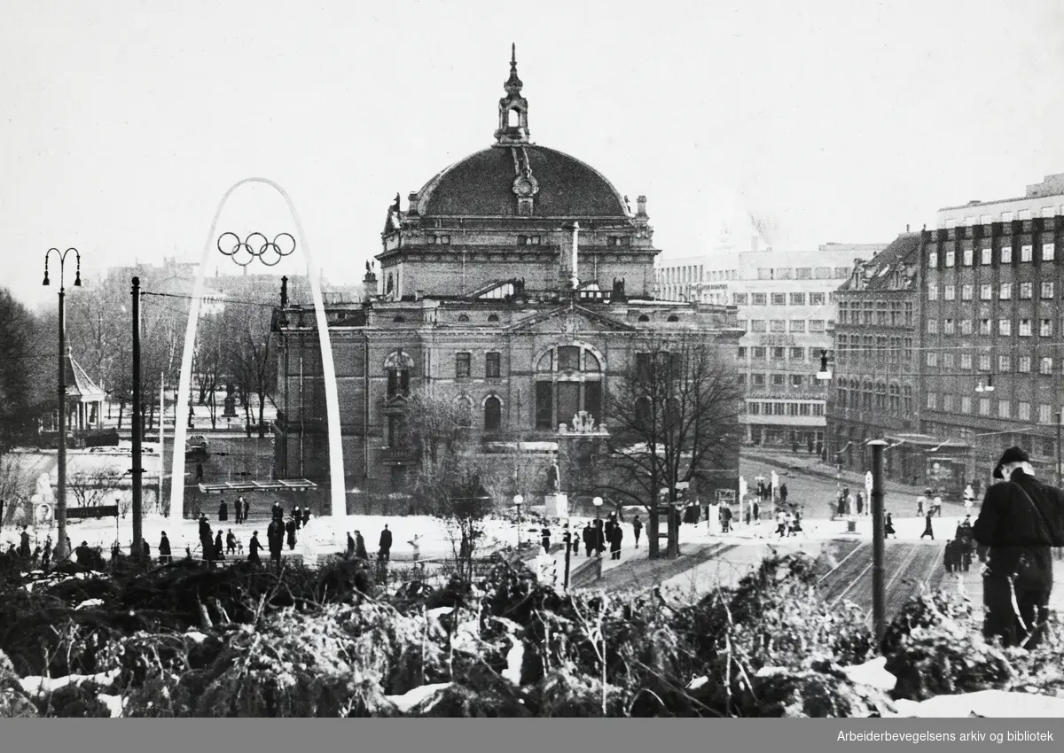 Oslo forbereder seg til vinterlekene. Foto tatt fra Abelhaugen. Olympiske ringer. Stortingsgata. Nationaltheatret. Februar 1952.