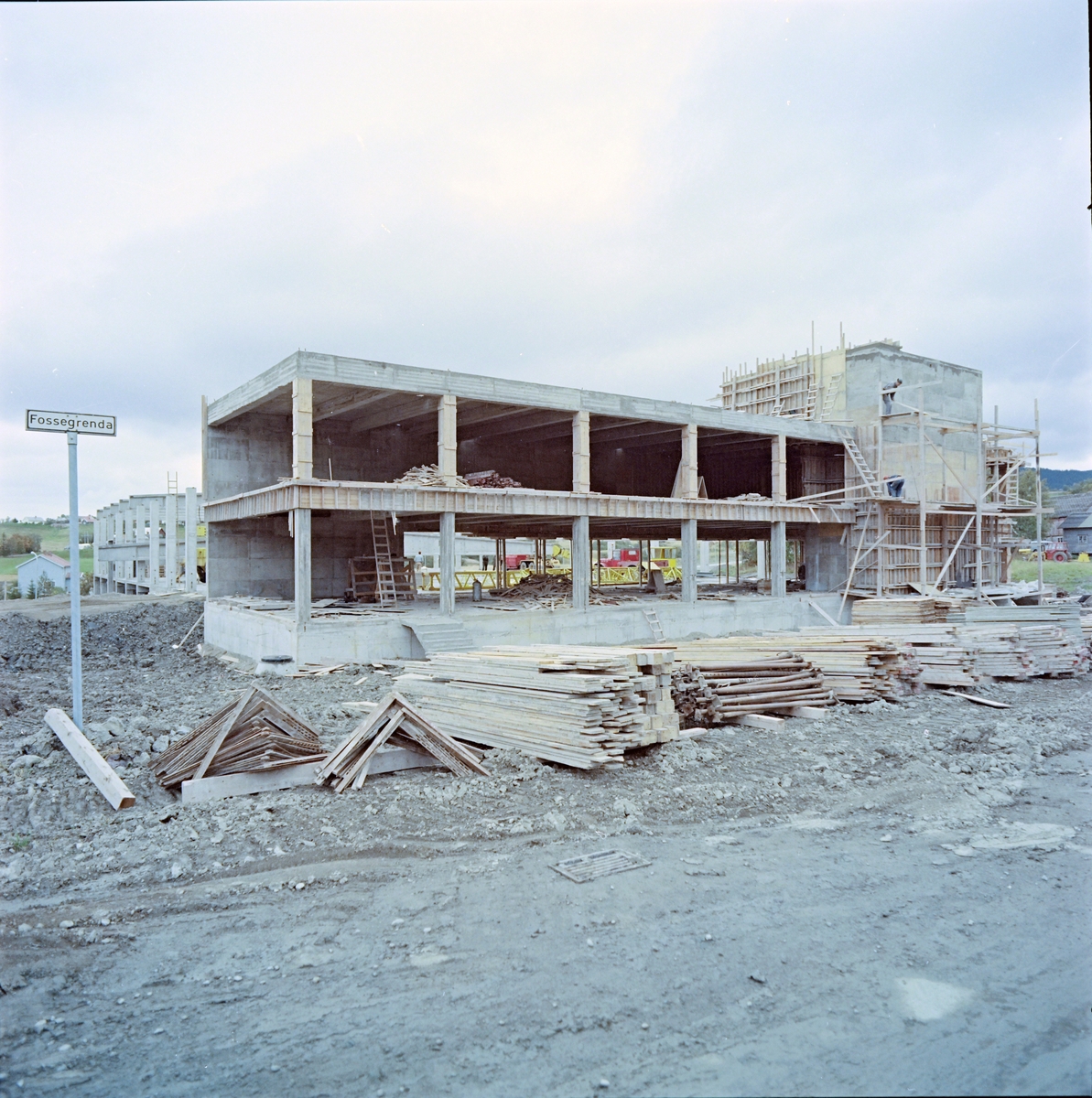 Bilder fra montering av takseksjoner på Schrøders bygg i Fossegrenda.