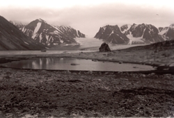 Magdalenefjorden sommeren 1958.  Sokneprest Erling J. Nødtve