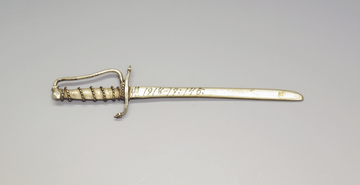 Piperenser av sølv, formet som en sabel. Stempel C.R. 13 1/4.