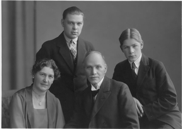 Familjebild av Wilhelm Ranch med frun Agnes Pehrson och sönerna Uno och Åke. Agnes arbetade hos fotograf Mathilda Ranch och träffade därigenom hennes lillebror Wilhelm.