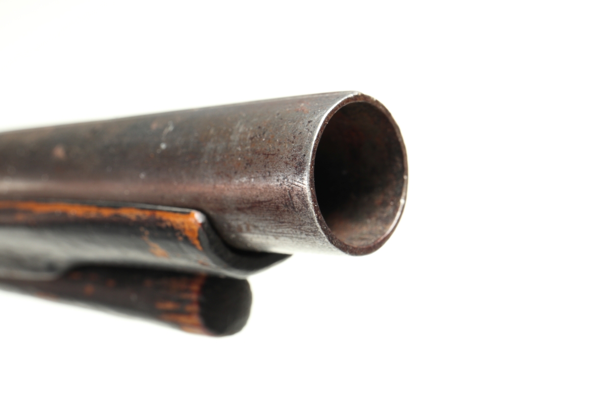 Ryttarpistol med hjullås. Helstock tillverkad av så kallat blodträ med inläggningar av elfenben i kolven. Pipa och lås i stål, och laddstake i trä. Rörkor i mässing. Låset med enklare gravyr.
Inskrivet i huvdboken 1868.