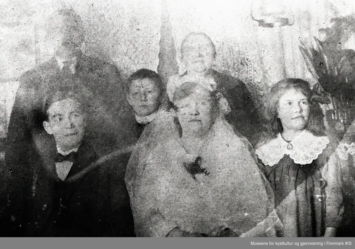 Honningsvåg. Brudebilde av Oline og Albin Hartvigsen. Dem giftet seg i Honningsvåg kirke 23.12.1923.