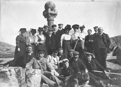 Passasjerene fra DS Andenæs (1903) poserer foran Meridianstø