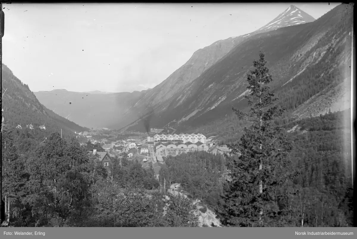 Utsikt mot Hydros fabrikkområde,  bebyggelse i Villaveien og øvre bydel på Rjukan. Utsikt mot Gaustatoppen.