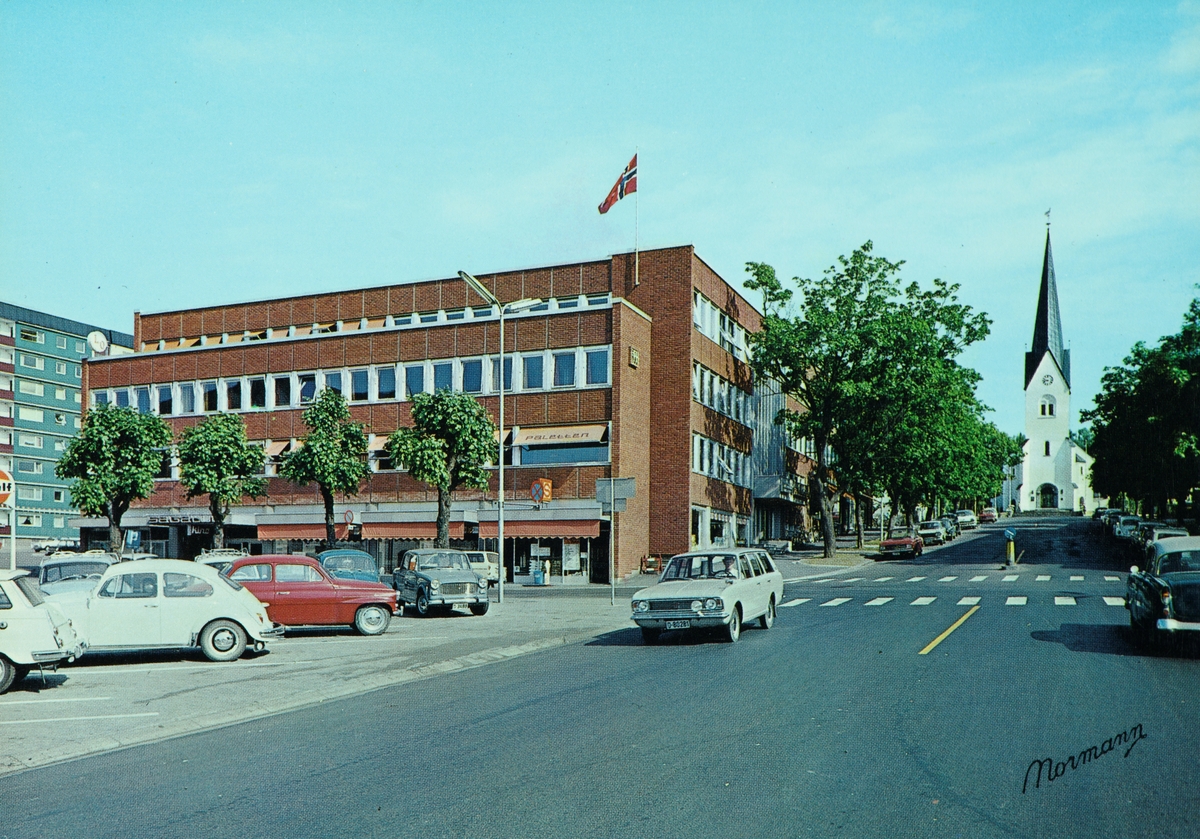Postkort, Hamar, Stortorget, Torggata 91-93 Folkets Hus tegnet av arkitekt Finn Poppe i 1968, Sagatun kino og Paletten restaurant - kafeteria i 2. etasje, Samvirke forsikring, parkerte biler,