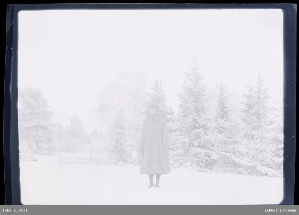 Person ståendes i ett snöigt landskap.