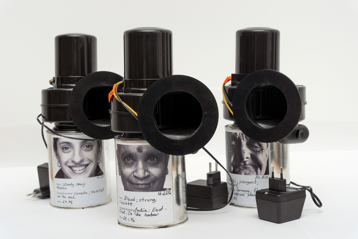 Installasjon bestående av 11 spraybokser med lukt