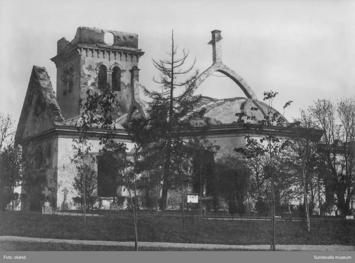 Sundsvalls stadsbrand 1888. Ruinerna efter stadskyrkan Lovisa Ulrika. Kyrkan invigdes 1753 och revs efter branden.