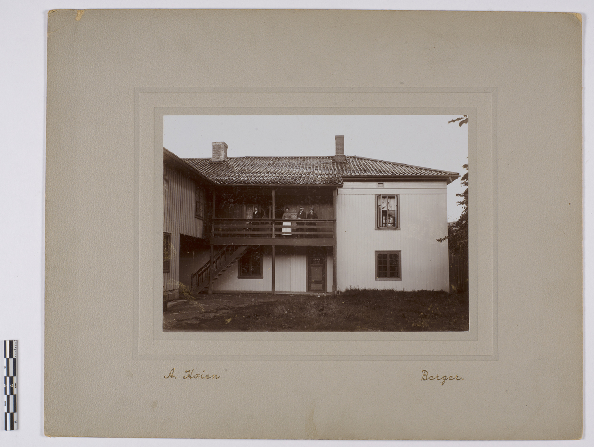 Eksteriør: fasade og gårdsrom med voksne og barn. Svelvik apotek, ca. 1890.