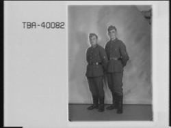 Portrett av to tyske soldater i uniform. Bestillers navn: Be