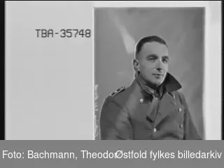 Portrett av tysk soldat i uniform (med frakk). Navn: Ruthing.