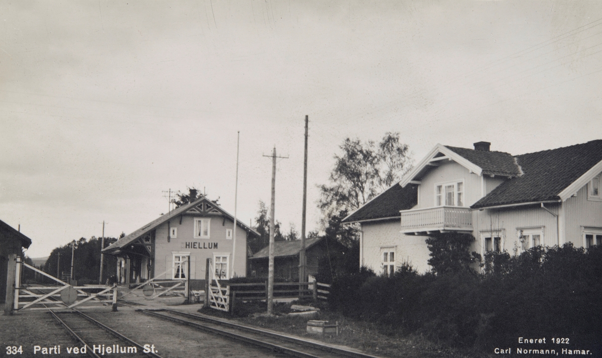 Postkort, Vang, Hjellum stasjon, grind over jernbaneovergang,