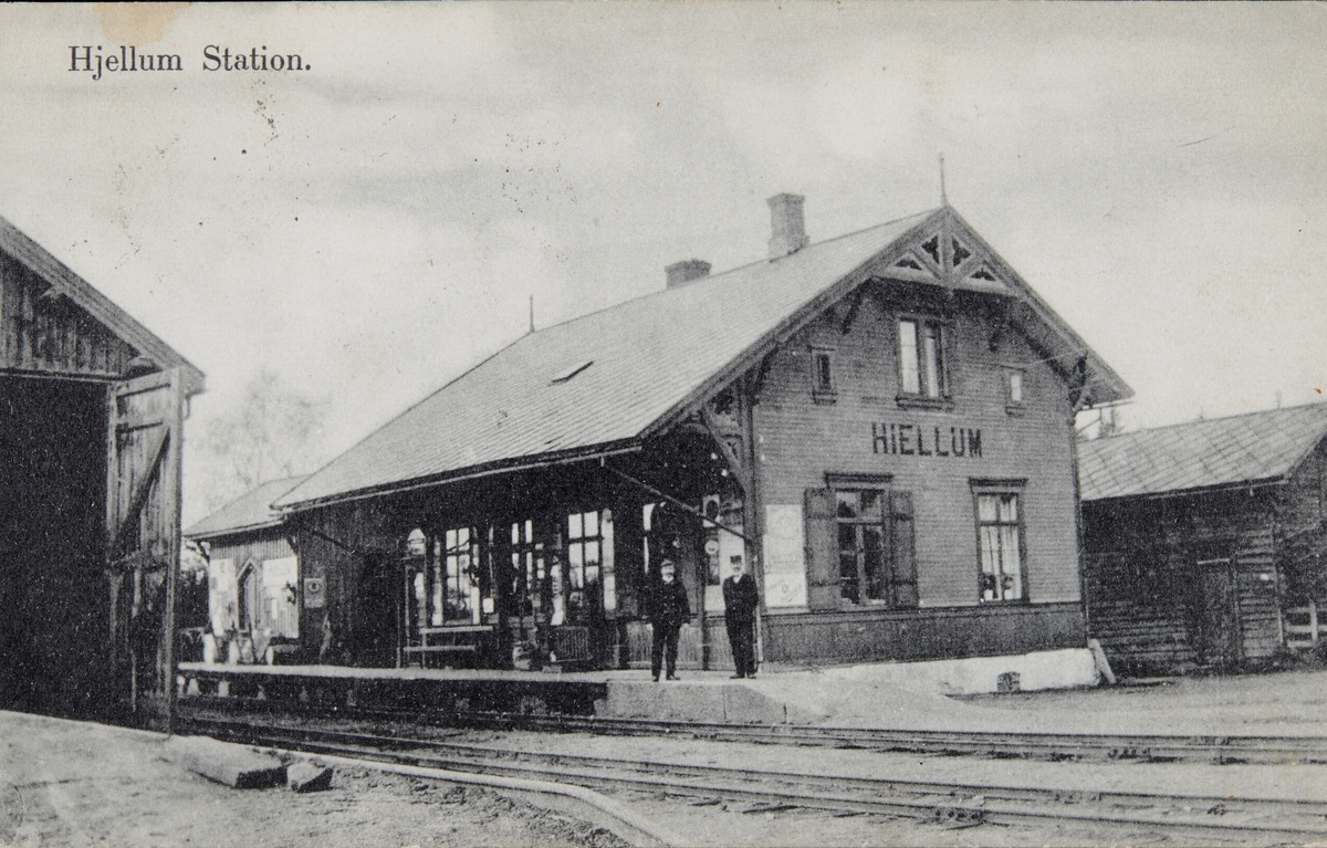 Postkort, Vang, Hjellum stasjon, to jernbanefunksjonærer i uniform på perrongen