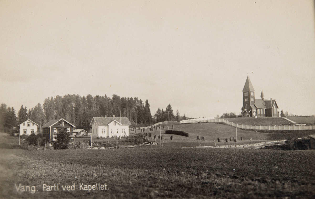 Postkort, Vang,  Øvre Vang Kirke. "Kapellet i Vang", boliger langs Slemsrudvegen 3, gnr/bnr 88/14