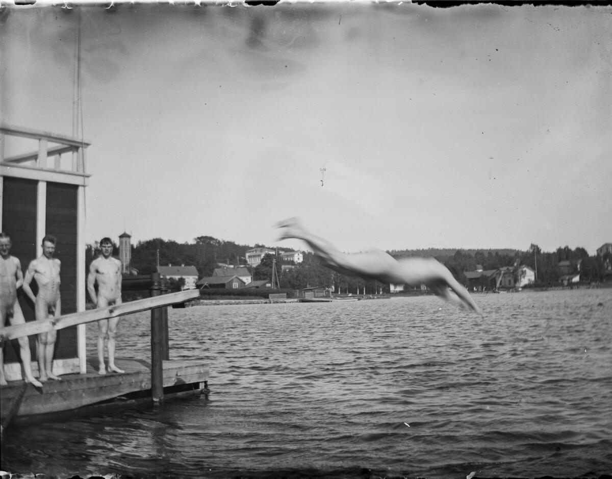 Ursprunglig bildtext: "J L på badhuset." Fyra män som badar vid Härnösands kallbadhus.