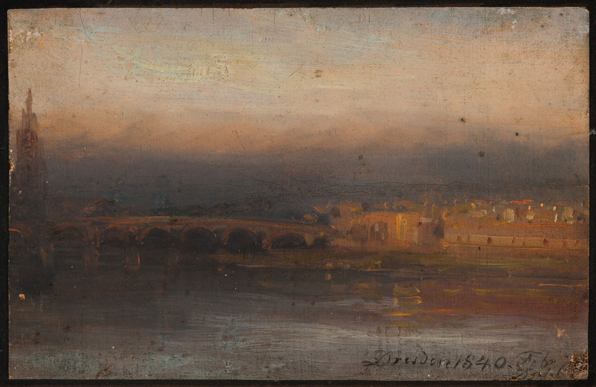 Elven i forgrunnen med buebro (Augustusbroen i Dresden) sentralt i motivets midtfelt. Lys fra byen skimtes svakt gjennom aftenlysets disige atmosfære. 