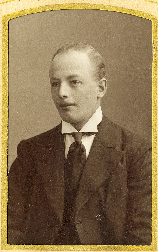En ung man i kostym med väst, stärkkrage och slips.
Under fotot text med blyerts: "Oskar Johansson, Tjureda".
Bröstbild, halvprofil. Ateljéfoto.
