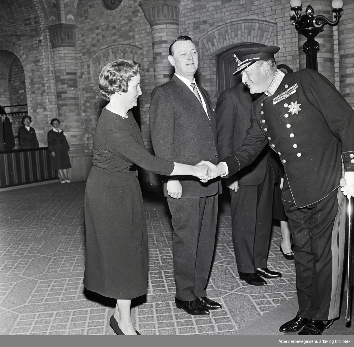 Jenny Lund, stortingsrepresentant for Arbeiderpartiet, hilser på Kong Olav i forbindelse med Stortingets oppløsning før sommerferien. 30. juni 1962.