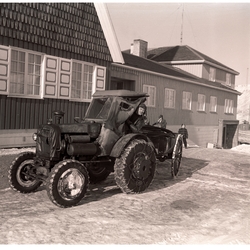 Gjevestad med traktor utenfor kirken mars 1958.