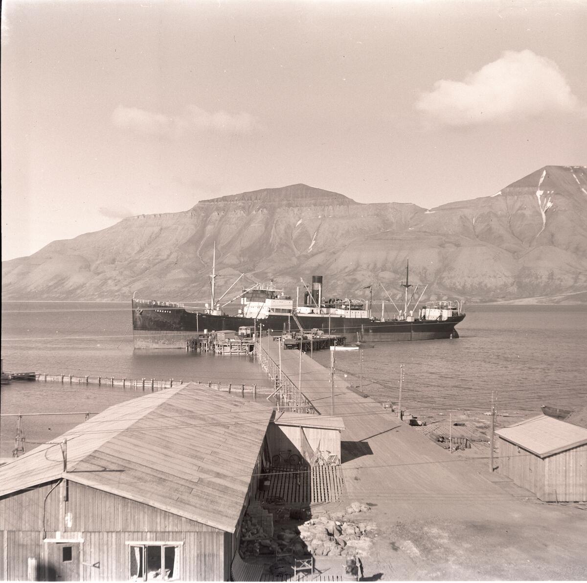 D/S Ingerto kommer med buss til Longyearbyen i 1958.