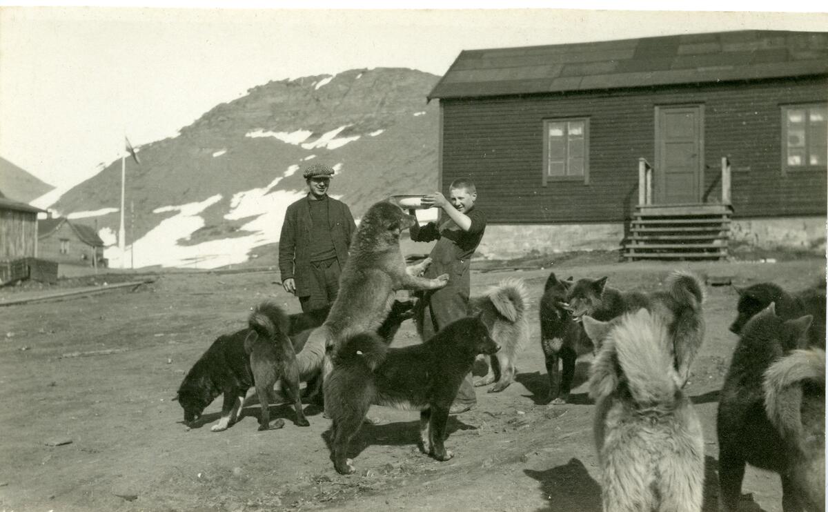 Bilde fra den nederlandske gruveperioden i Barentsburg/Green Harbour. Etter Count Van Hogendorp, en nederlandsk ingeniør rundt 1922 i Barentsburg. To personer med hunder utenfor hus.