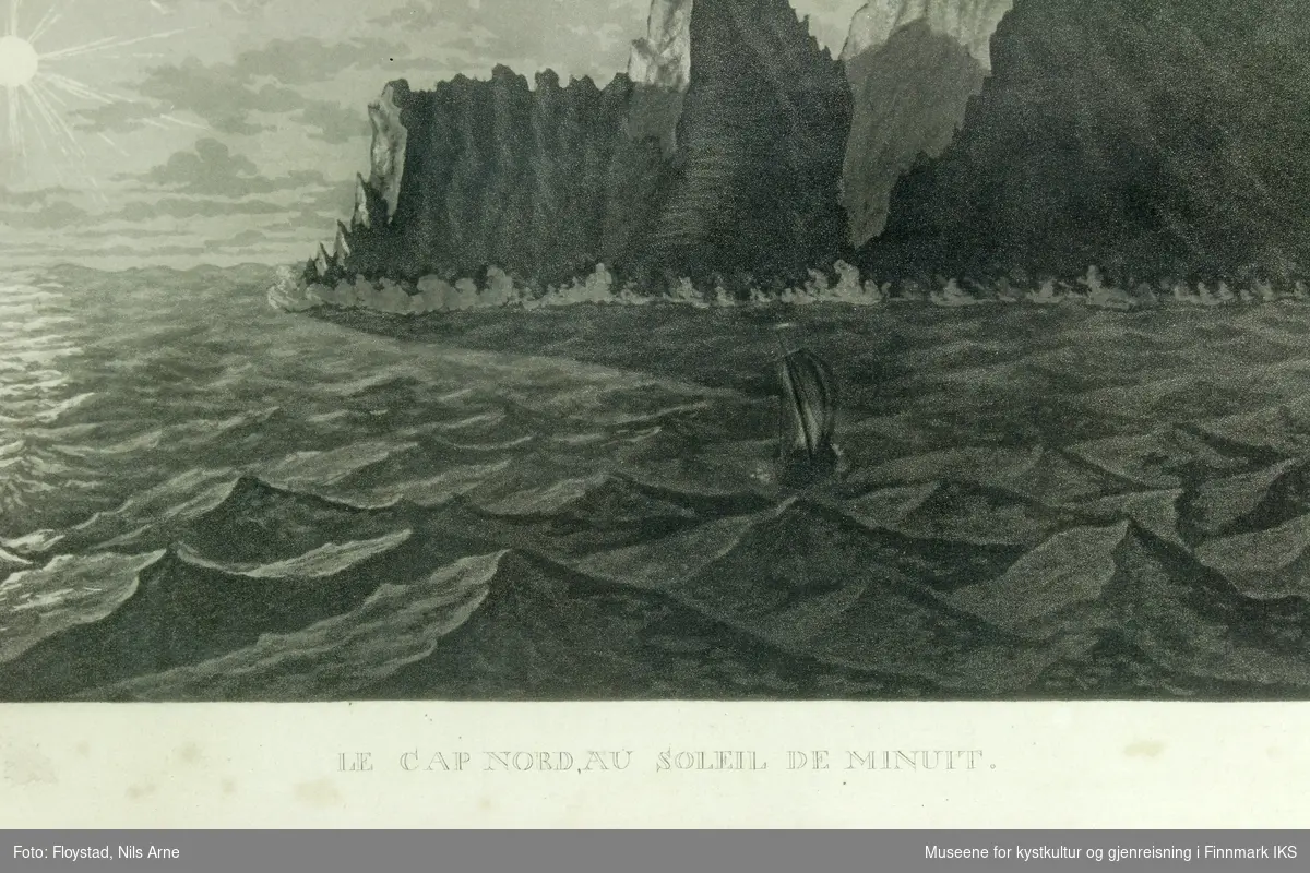 Le Cap Nord, au soleil de minuit ( Nordkapp i midnattsol). Motiv av Nordkapplatået med en lettskyet himmel og midnattsol i bakgrunnen. Foran platået er det en nordlandsbåt med råseil som seiler mot land.