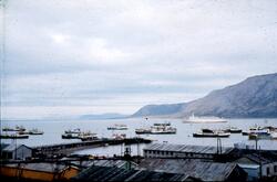 Ca.20 båter utenfor kaia i Longyearbyen, muligens på 60-tall