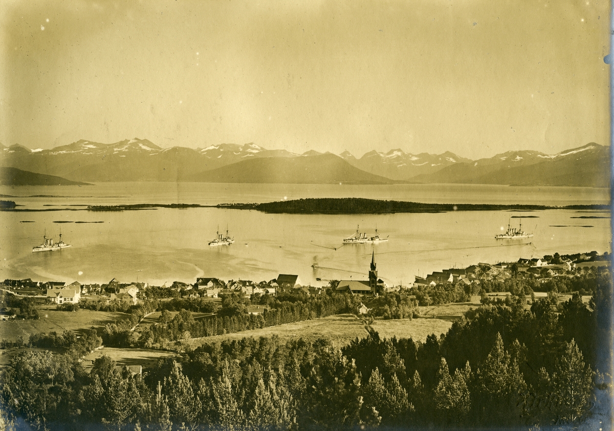 Utsikt mot Hammerfest. Bildet kommer fra fotoalbum med gjenstandsnummer SVB 01366.