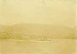 Utsikt mot to skip og Bergen i bakgrunn. Bildet kommer fra f