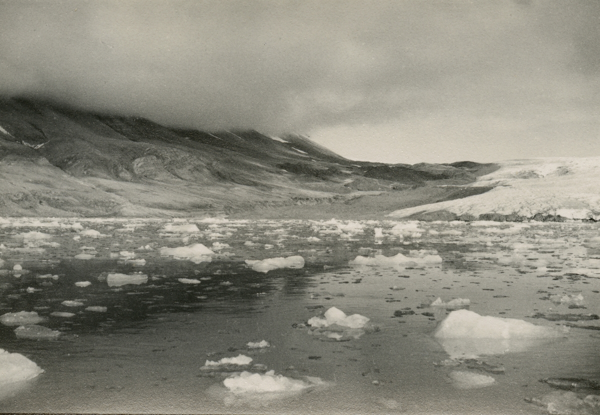 Bildet kommer fra The Cambridge Spitsbergen Expedition. Ekspedisjonen besto av seks menn, de fleste var geomorfologer, som dro fra England til Svalbard via Nordkapp og Bjørnøya om bord på Lyngen sommeren 1938. Målet deres var å kartlegge området rundt Nordenskioldbreen, Gipsvika og Brucebyen.  Nordenskiöldbreen.