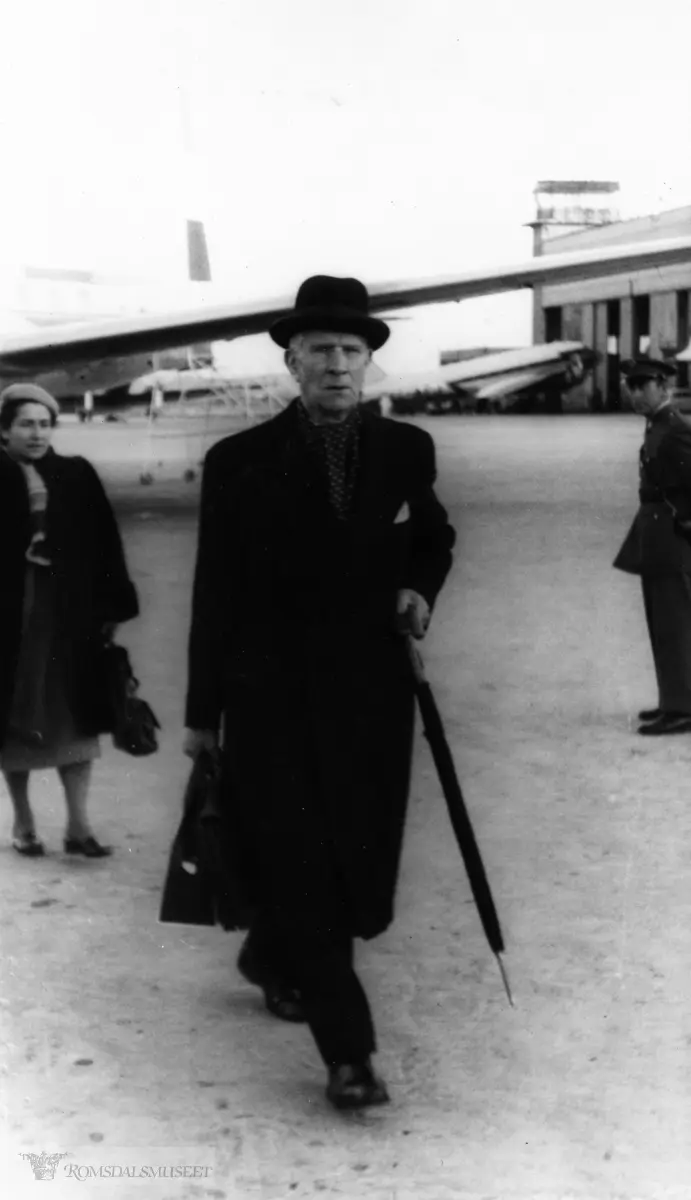 Fra Jonas Lied samlingen., "Besøk hos Franco" "Arrival at Madrid aerodrome 11.04.1956" "Tatt av pressefotograf"